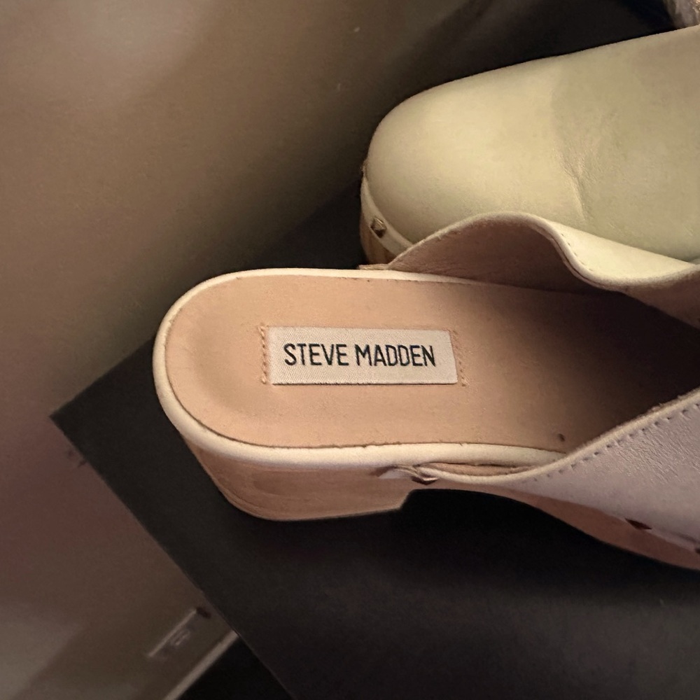 Leather clogs cream color